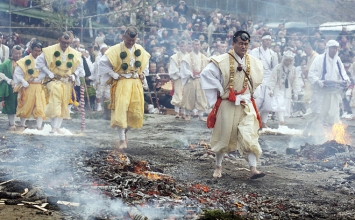 Lễ hội đi chân trần trên lửa ở Nhật